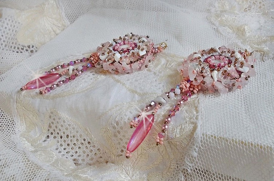 BO Rose Royale brod&eacute;es avec des cabochons en nacre, des chips en (Quartz et Howlite blanc), des Cristaux de Swarovski, des roquettes Roses,  des rocailles et des crochets en Gold Filled 14 carats