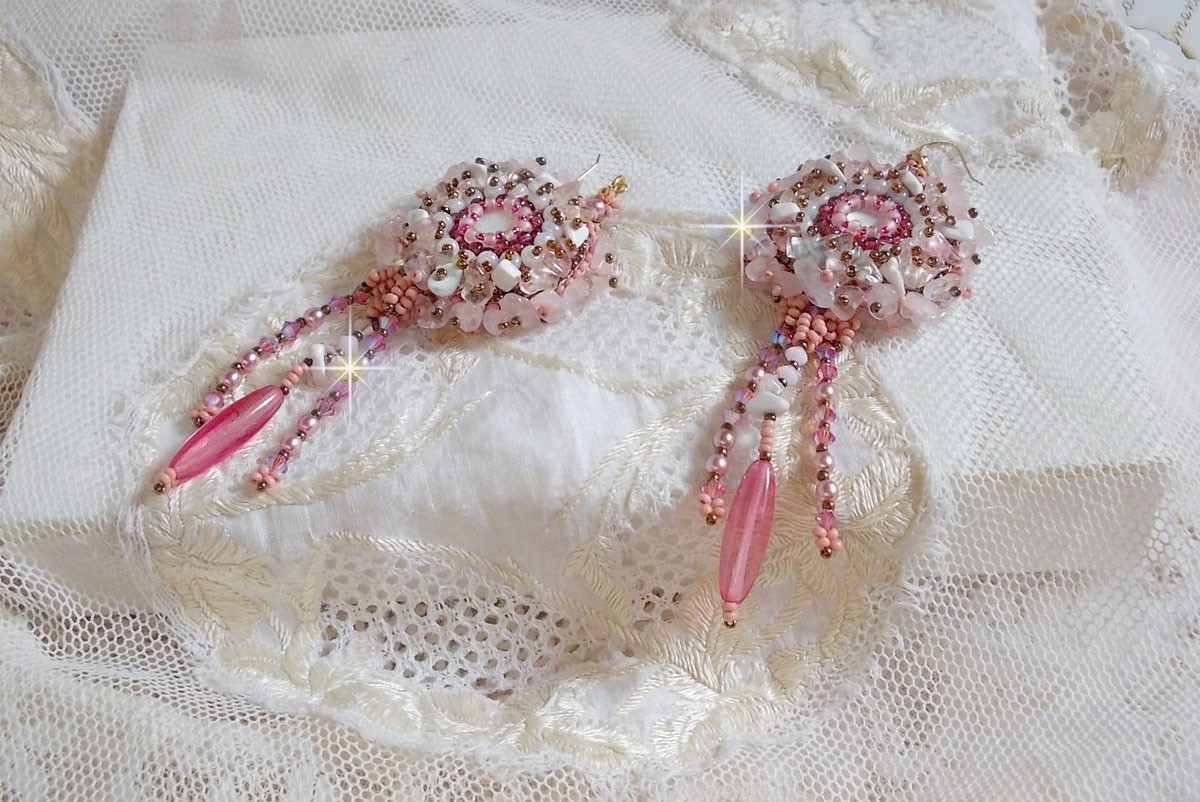 BO Rose Royale brod&eacute;es avec des cabochons en nacre, des chips en (Quartz et Howlite blanc), des Cristaux de Swarovski, des roquettes Roses,  des rocailles et des crochets en Gold Filled 14 carats