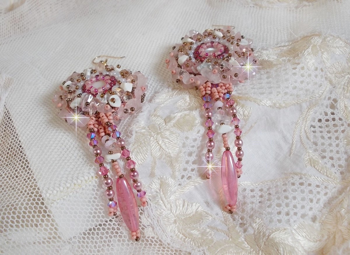 BO Rose Royale brod&eacute;es avec des cabochons en nacre, des chips en (Quartz et Howlite blanc), des Cristaux de Swarovski, des roquettes Roses,  des rocailles et des crochets en Gold Filled 14 carats