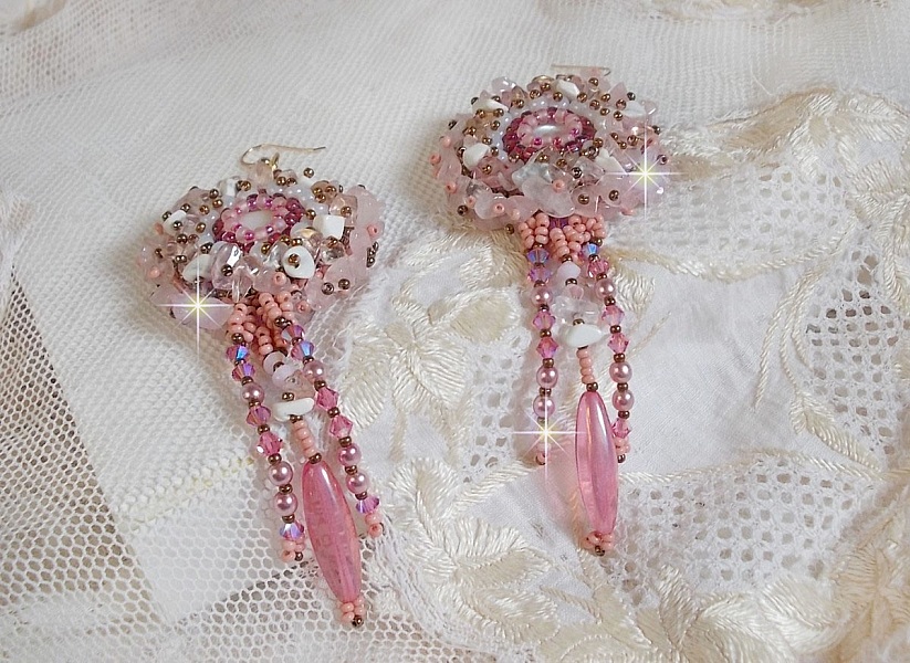 BO Rose Royale brod&eacute;es avec des cabochons en nacre, des chips en (Quartz et Howlite blanc), des Cristaux de Swarovski, des roquettes Roses,  des rocailles et des crochets en Gold Filled 14 carats