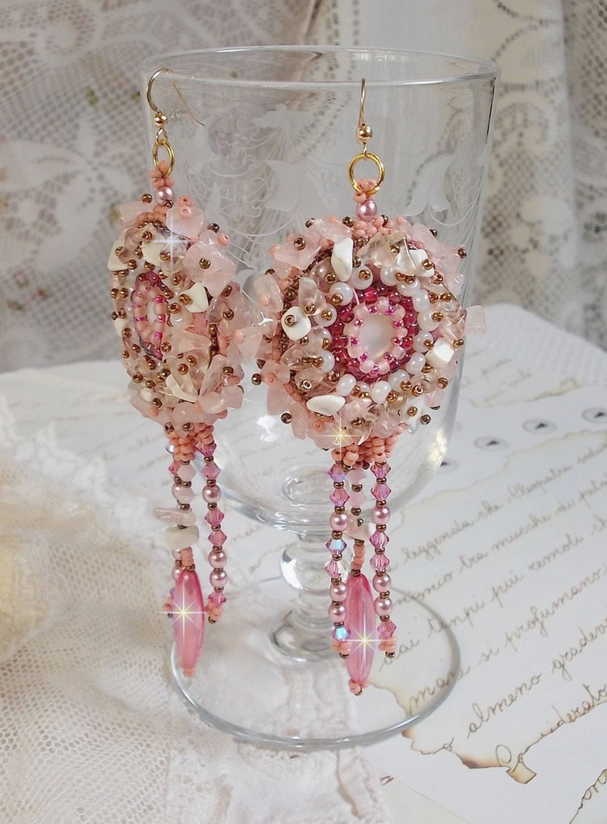 BO Rose Royale brod&eacute;es avec des cabochons en nacre, des chips en (Quartz et Howlite blanc), des Cristaux de Swarovski, des roquettes Roses,  des rocailles et des crochets en Gold Filled 14 carats