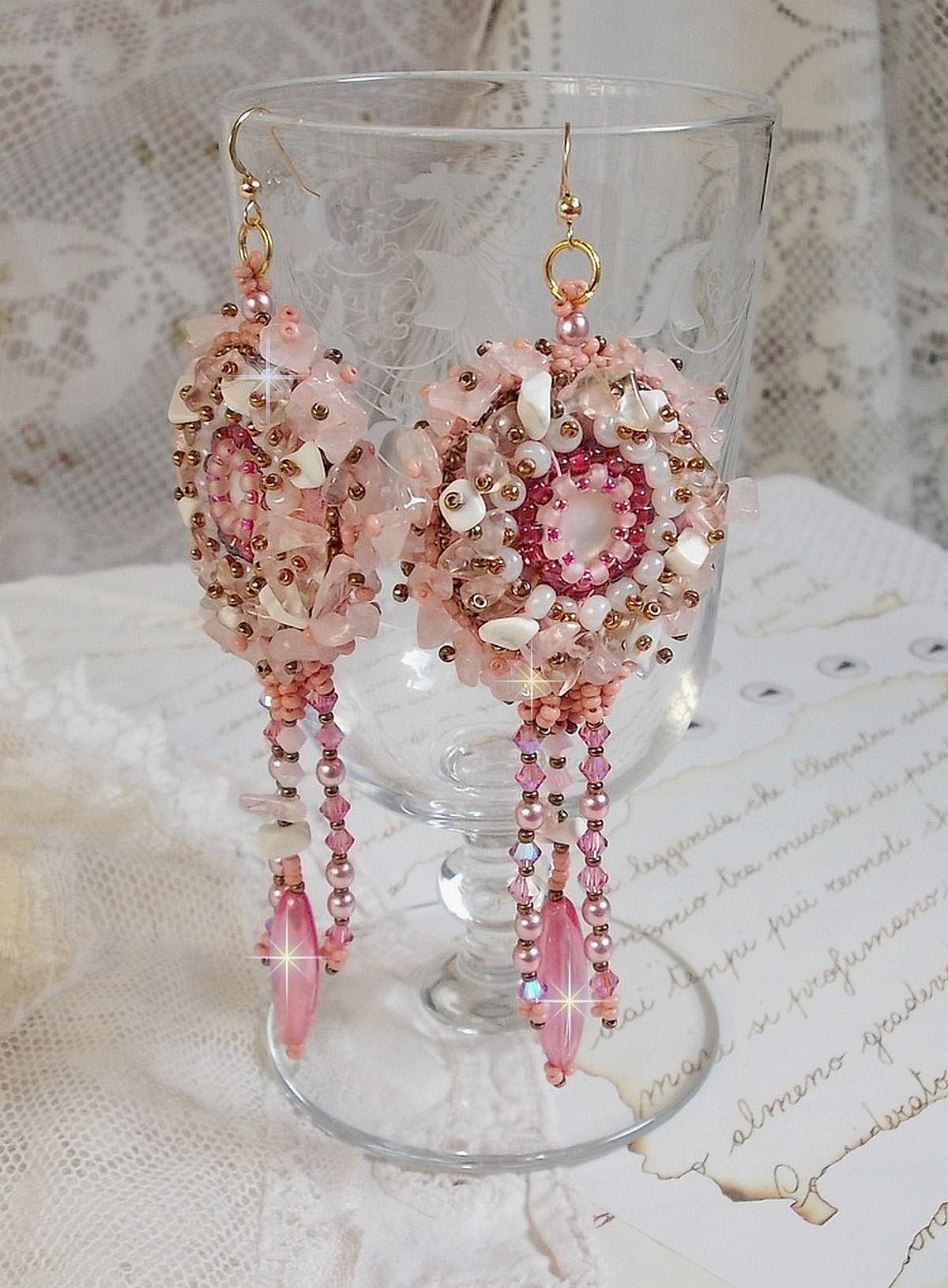 BO Rose Royale brod&eacute;es avec des cabochons en nacre, des chips en (Quartz et Howlite blanc), des Cristaux de Swarovski, des roquettes Roses,  des rocailles et des crochets en Gold Filled 14 carats