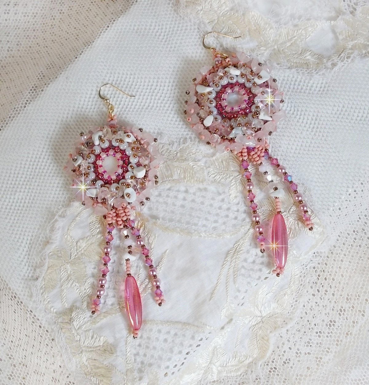 BO Rose Royale brod&eacute;es avec des cabochons en nacre, des chips en (Quartz et Howlite blanc), des Cristaux de Swarovski, des roquettes Roses,  des rocailles et des crochets en Gold Filled 14 carats