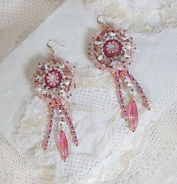 BO Rose Royale brod&eacute;es avec des cabochons en nacre, des chips en (Quartz et Howlite blanc), des Cristaux de Swarovski, des roquettes Roses,  des rocailles et des crochets en Gold Filled 14 carats