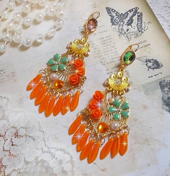 BO Roseraie Orange Roses cr&eacute;&eacute;es avec des strass et des cabochons en Crystal de Swarovski, des fleurs, des dagues couleurs Orange, des cabochons en verre et des accessoires de qualit&eacute;