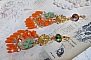 BO Roseraie Orange Roses cr&eacute;&eacute;es avec des strass et des cabochons en Crystal de Swarovski, des fleurs, des dagues couleurs Orange, des cabochons en verre et des accessoires de qualit&eacute;