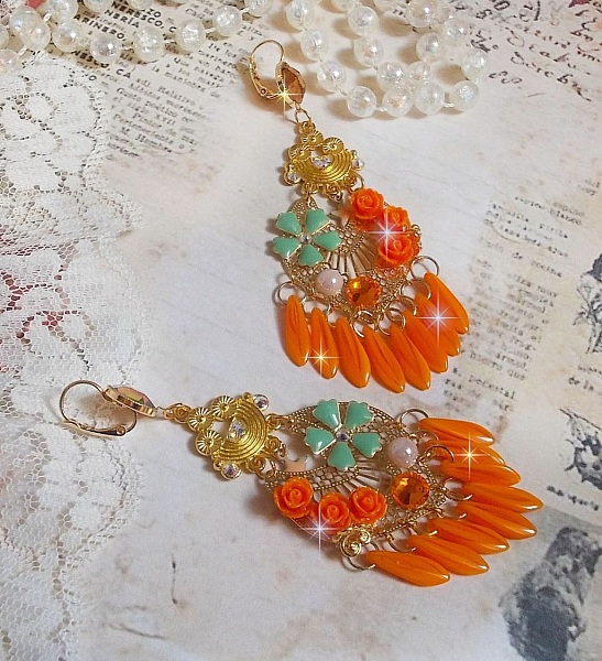 BO Roseraie Orange Roses cr&eacute;&eacute;es avec des strass et des cabochons en Crystal de Swarovski, des fleurs, des dagues couleurs Orange, des cabochons en verre et des accessoires de qualit&eacute;