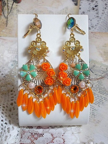 BO Roseraie Orange Roses cr&eacute;&eacute;es avec des strass et des cabochons en Crystal de Swarovski, des fleurs, des dagues couleurs Orange, des cabochons en verre et des accessoires de qualit&eacute;