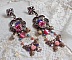 BO Roses and Butterfly avec des roses en R&eacute;sine, cristaux : cabochons, toupies et c&oelig;urs, facettes, perles rondes en Jaspe Rouge et cabochons en Zirconium. Mont&eacute;s sur dormeuses estampes