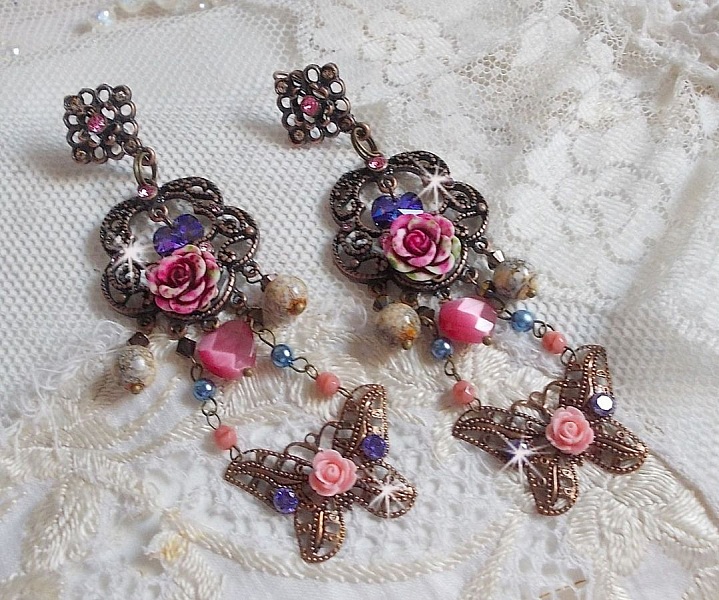 BO Roses and Butterfly avec des roses en R&eacute;sine, cristaux : cabochons, toupies et c&oelig;urs, facettes, perles rondes en Jaspe Rouge et cabochons en Zirconium. Mont&eacute;s sur dormeuses estampes