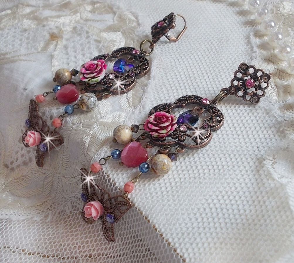 BO Roses and Butterfly avec des roses en R&eacute;sine, cristaux : cabochons, toupies et c&oelig;urs, facettes, perles rondes en Jaspe Rouge et cabochons en Zirconium. Mont&eacute;s sur dormeuses estampes