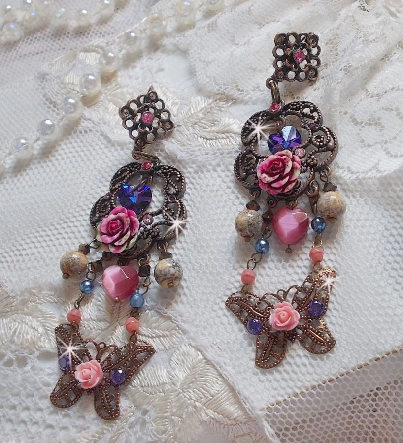 BO Roses and Butterfly avec des roses en R&eacute;sine, cristaux : cabochons, toupies et c&oelig;urs, facettes, perles rondes en Jaspe Rouge et cabochons en Zirconium. Mont&eacute;s sur dormeuses estampes