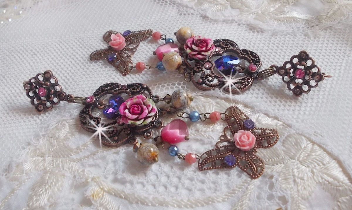 BO Roses and Butterfly avec des roses en R&eacute;sine, cristaux : cabochons, toupies et c&oelig;urs, facettes, perles rondes en Jaspe Rouge et cabochons en Zirconium. Mont&eacute;s sur dormeuses estampes