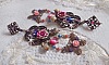 BO Roses and Butterfly avec des roses en R&eacute;sine, cristaux : cabochons, toupies et c&oelig;urs, facettes, perles rondes en Jaspe Rouge et cabochons en Zirconium. Mont&eacute;s sur dormeuses estampes