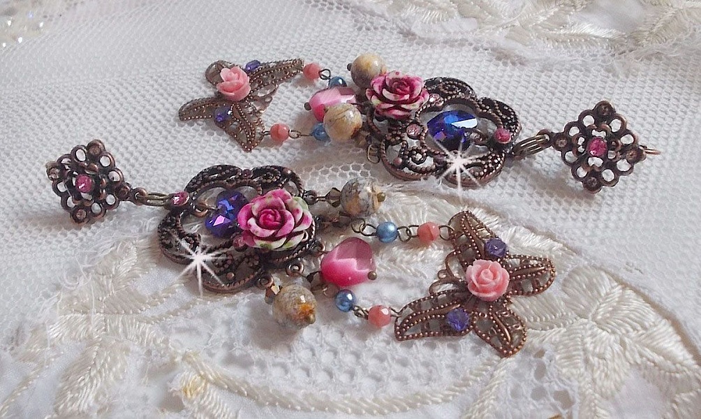 BO Roses and Butterfly avec des roses en R&eacute;sine, cristaux : cabochons, toupies et c&oelig;urs, facettes, perles rondes en Jaspe Rouge et cabochons en Zirconium. Mont&eacute;s sur dormeuses estampes