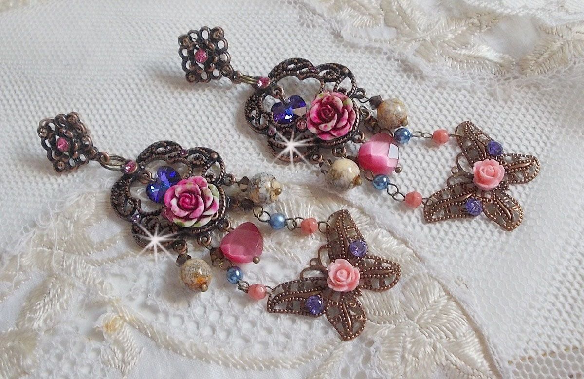 BO Roses and Butterfly avec des roses en R&eacute;sine, cristaux : cabochons, toupies et c&oelig;urs, facettes, perles rondes en Jaspe Rouge et cabochons en Zirconium. Mont&eacute;s sur dormeuses estampes
