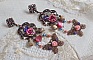 BO Roses and Butterfly avec des roses en R&eacute;sine, cristaux : cabochons, toupies et c&oelig;urs, facettes, perles rondes en Jaspe Rouge et cabochons en Zirconium. Mont&eacute;s sur dormeuses estampes