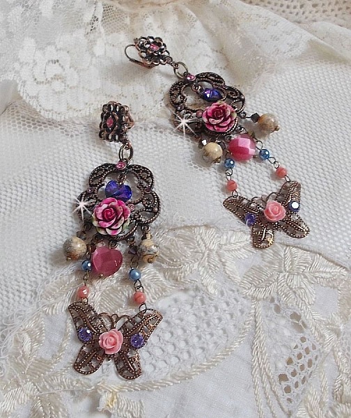 BO Roses and Butterfly avec des roses en R&eacute;sine, cristaux : cabochons, toupies et c&oelig;urs, facettes, perles rondes en Jaspe Rouge et cabochons en Zirconium. Mont&eacute;s sur dormeuses estampes