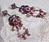 BO Roses and Butterfly avec des roses en R&eacute;sine, cristaux : cabochons, toupies et c&oelig;urs, facettes, perles rondes en Jaspe Rouge et cabochons en Zirconium. Mont&eacute;s sur dormeuses estampes