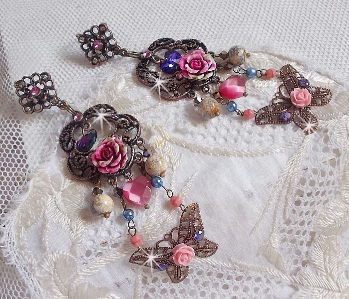 BO Roses and Butterfly avec des roses en R&eacute;sine, cristaux : cabochons, toupies et c&oelig;urs, facettes, perles rondes en Jaspe Rouge et cabochons en Zirconium. Mont&eacute;s sur dormeuses estampes
