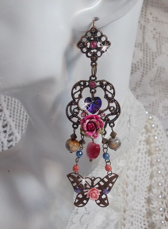 BO Roses and Butterfly avec des roses en R&eacute;sine, cristaux : cabochons, toupies et c&oelig;urs, facettes, perles rondes en Jaspe Rouge et cabochons en Zirconium. Mont&eacute;s sur dormeuses estampes