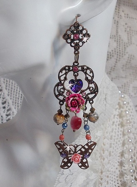 BO Roses and Butterfly avec des roses en R&eacute;sine, cristaux : cabochons, toupies et c&oelig;urs, facettes, perles rondes en Jaspe Rouge et cabochons en Zirconium. Mont&eacute;s sur dormeuses estampes