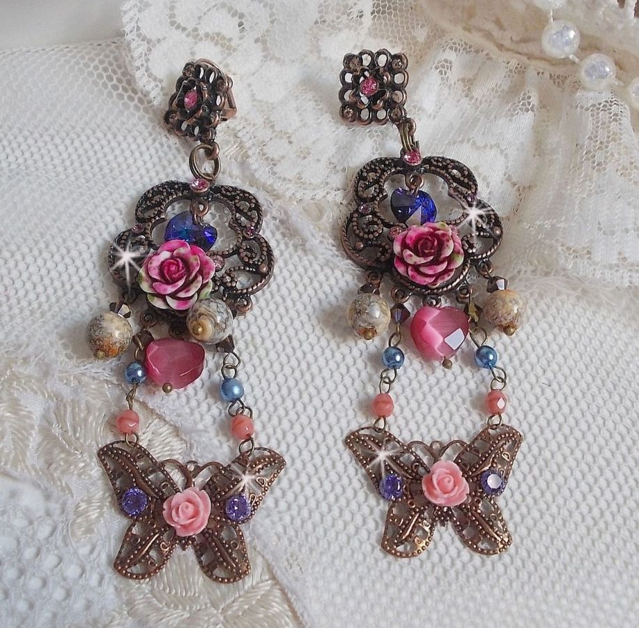 BO Roses and Butterfly avec des roses en R&eacute;sine, cristaux : cabochons, toupies et c&oelig;urs, facettes, perles rondes en Jaspe Rouge et cabochons en Zirconium. Mont&eacute;s sur dormeuses estampes