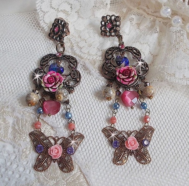 BO Roses and Butterfly avec des roses en R&eacute;sine, cristaux : cabochons, toupies et c&oelig;urs, facettes, perles rondes en Jaspe Rouge et cabochons en Zirconium. Mont&eacute;s sur dormeuses estampes