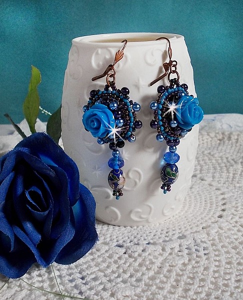 BO Roses Bleues Royales sont brod&eacute;es avec des roses en r&eacute;sine Bleu, des perles rondes nacr&eacute;es, perles cloisonn&eacute;es porcelaine et des rocailles. Le tout est mont&eacute; sur des dormeuses en Laiton