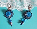 BO Roses Bleues Royales sont brod&eacute;es avec des roses en r&eacute;sine Bleu, des perles rondes nacr&eacute;es, perles cloisonn&eacute;es porcelaine et des rocailles. Le tout est mont&eacute; sur des dormeuses en Laiton