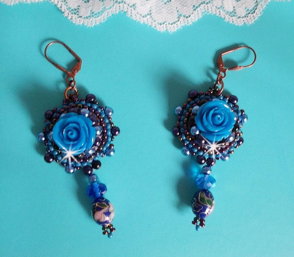 BO Roses Bleues Royales sont brod&eacute;es avec des roses en r&eacute;sine Bleu, des perles rondes nacr&eacute;es, perles cloisonn&eacute;es porcelaine et des rocailles. Le tout est mont&eacute; sur des dormeuses en Laiton