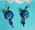 BO Roses Bleues Royales sont brod&eacute;es avec des roses en r&eacute;sine Bleu, des perles rondes nacr&eacute;es, perles cloisonn&eacute;es porcelaine et des rocailles. Le tout est mont&eacute; sur des dormeuses en Laiton