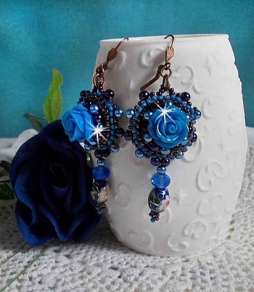 BO Roses Bleues Royales sont brod&eacute;es avec des roses en r&eacute;sine Bleu, des perles rondes nacr&eacute;es, perles cloisonn&eacute;es porcelaine et des rocailles. Le tout est mont&eacute; sur des dormeuses en Laiton