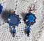 BO Roses Bleues Royales sont brod&eacute;es avec des roses en r&eacute;sine Bleu, des perles rondes nacr&eacute;es, perles cloisonn&eacute;es porcelaine et des rocailles. Le tout est mont&eacute; sur des dormeuses en Laiton