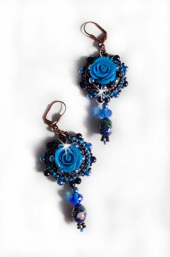 BO Roses Bleues Royales sont brod&eacute;es avec des roses en r&eacute;sine Bleu, des perles rondes nacr&eacute;es, perles cloisonn&eacute;es porcelaine et des rocailles. Le tout est mont&eacute; sur des dormeuses en Laiton