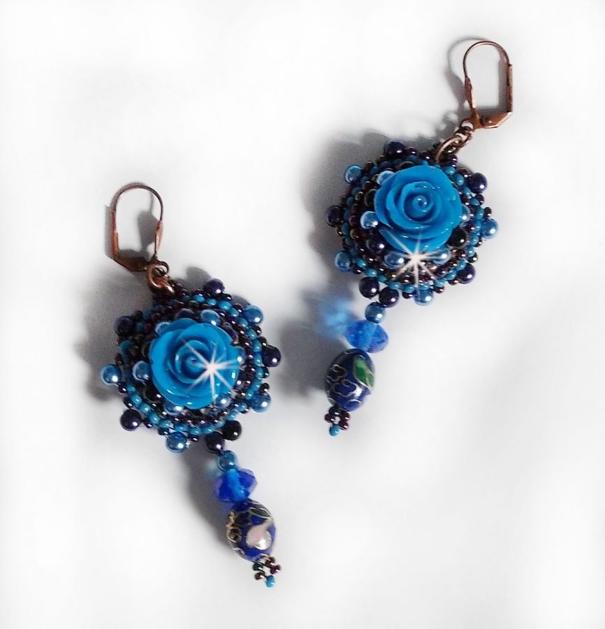 BO Roses Bleues Royales sont brod&eacute;es avec des roses en r&eacute;sine Bleu, des perles rondes nacr&eacute;es, perles cloisonn&eacute;es porcelaine et des rocailles. Le tout est mont&eacute; sur des dormeuses en Laiton