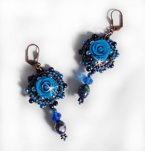 BO Roses Bleues Royales sont brod&eacute;es avec des roses en r&eacute;sine Bleu, des perles rondes nacr&eacute;es, perles cloisonn&eacute;es porcelaine et des rocailles. Le tout est mont&eacute; sur des dormeuses en Laiton