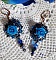 BO Roses Bleues Royales sont brod&eacute;es avec des roses en r&eacute;sine Bleu, des perles rondes nacr&eacute;es, perles cloisonn&eacute;es porcelaine et des rocailles. Le tout est mont&eacute; sur des dormeuses en Laiton
