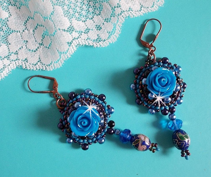 BO Roses Bleues Royales sont brod&eacute;es avec des roses en r&eacute;sine Bleu, des perles rondes nacr&eacute;es, perles cloisonn&eacute;es porcelaine et des rocailles. Le tout est mont&eacute; sur des dormeuses en Laiton