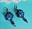 BO Roses Bleues Royales sont brod&eacute;es avec des roses en r&eacute;sine Bleu, des perles rondes nacr&eacute;es, perles cloisonn&eacute;es porcelaine et des rocailles. Le tout est mont&eacute; sur des dormeuses en Laiton