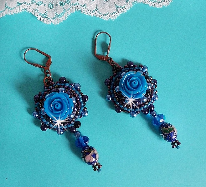 BO Roses Bleues Royales sont brod&eacute;es avec des roses en r&eacute;sine Bleu, des perles rondes nacr&eacute;es, perles cloisonn&eacute;es porcelaine et des rocailles. Le tout est mont&eacute; sur des dormeuses en Laiton