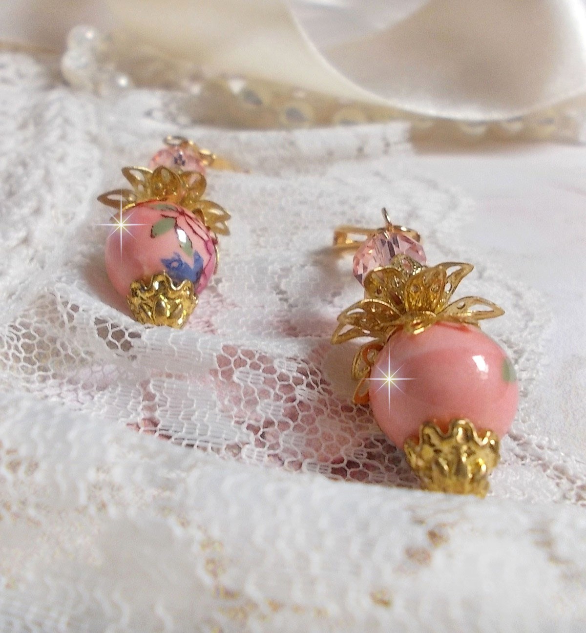 BO Rosy mont&eacute;es avec perles en c&eacute;ramique, verre, Cristal de Swarovski et dormeuses en laiton