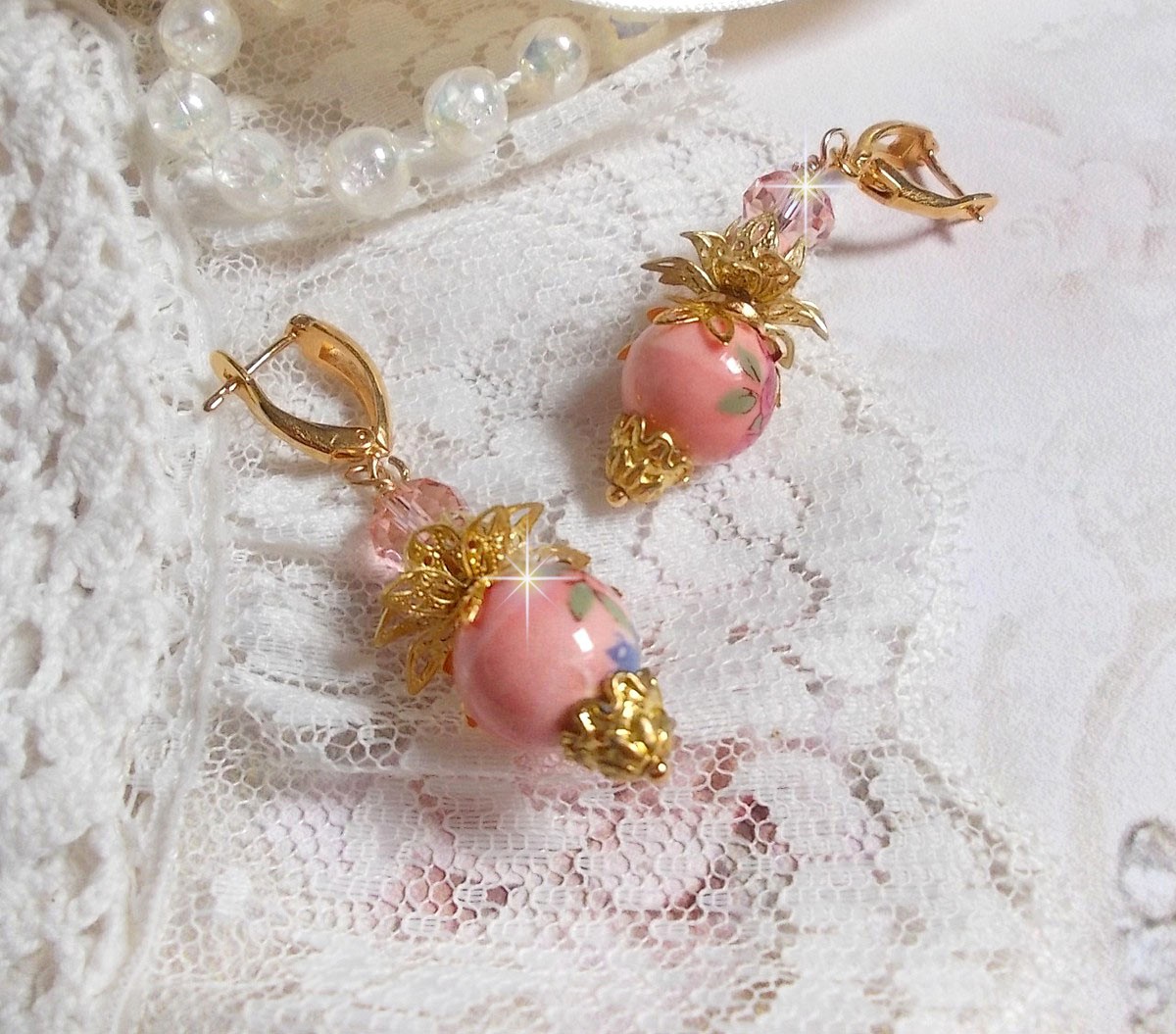 BO Rosy mont&eacute;es avec perles en c&eacute;ramique, verre, Cristal de Swarovski et dormeuses en laiton