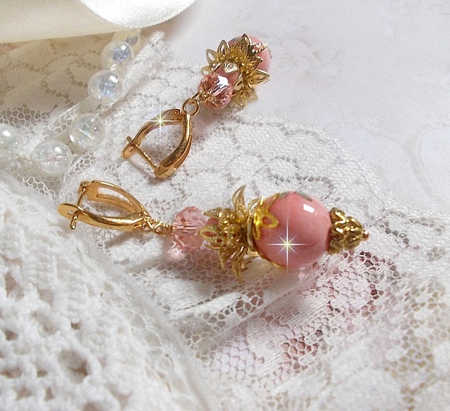 BO Rosy mont&eacute;es avec perles en c&eacute;ramique, verre, Cristal de Swarovski et dormeuses en laiton