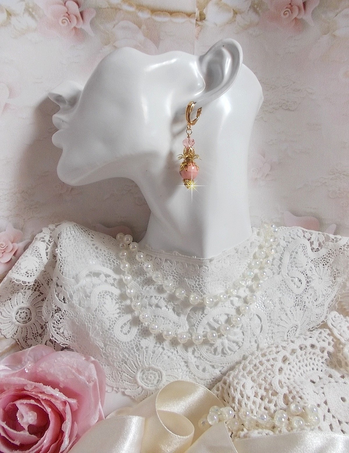 BO Rosy mont&eacute;es avec perles en c&eacute;ramique, verre, Cristal de Swarovski et dormeuses en laiton