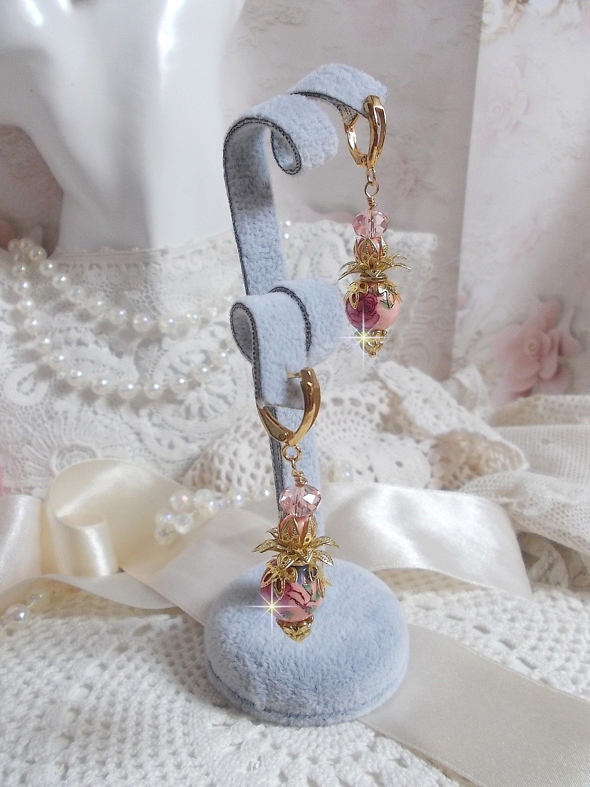 BO Rosy mont&eacute;es avec perles en c&eacute;ramique, verre, Cristal de Swarovski et dormeuses en laiton