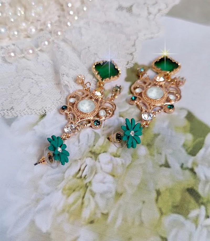 BO Royal Marguerite mont&eacute;es avec des cabochons &agrave; laquelle s&rsquo;ajoute des strass sur les pendentifs Dor&eacute;s. Les pendants sont en r&eacute;sine &eacute;poxy avec clous d&rsquo;oreilles &eacute;maill&eacute;s