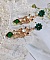 BO Royal Marguerite mont&eacute;es avec des cabochons &agrave; laquelle s&rsquo;ajoute des strass sur les pendentifs Dor&eacute;s. Les pendants sont en r&eacute;sine &eacute;poxy avec clous d&rsquo;oreilles &eacute;maill&eacute;s