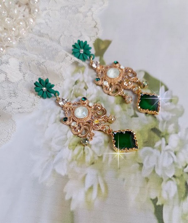 BO Royal Marguerite mont&eacute;es avec des cabochons &agrave; laquelle s&rsquo;ajoute des strass sur les pendentifs Dor&eacute;s. Les pendants sont en r&eacute;sine &eacute;poxy avec clous d&rsquo;oreilles &eacute;maill&eacute;s