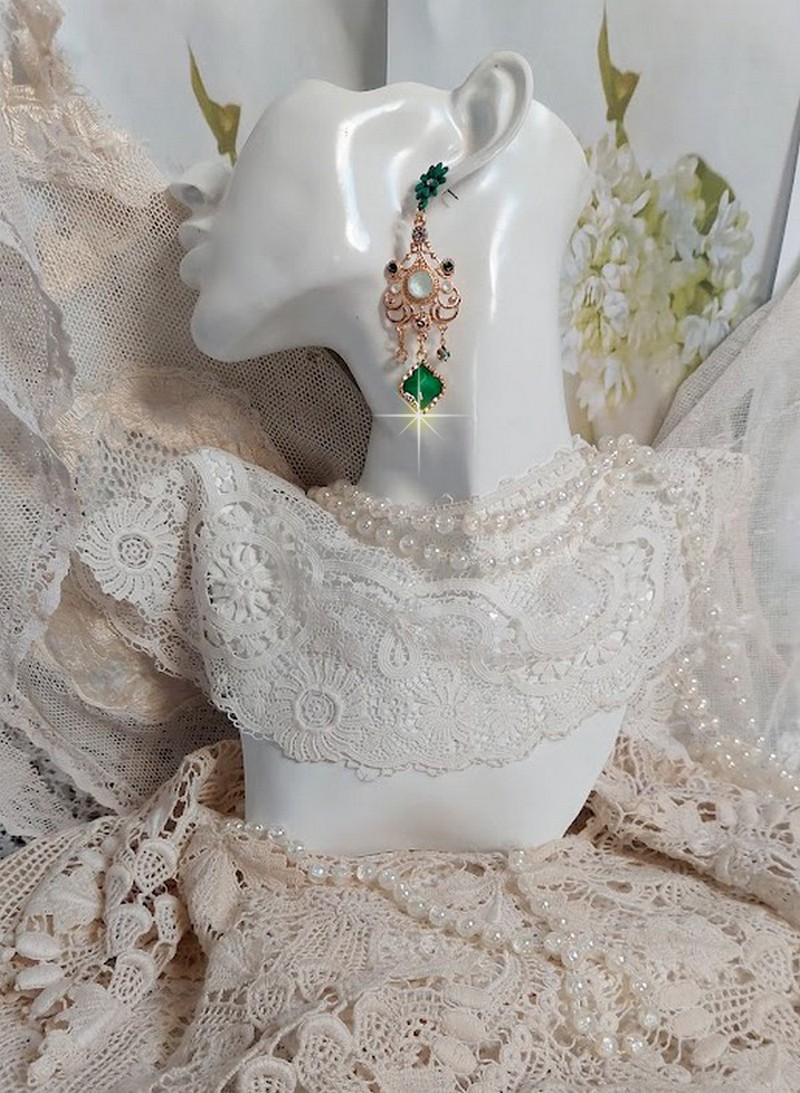 BO Royal Marguerite mont&eacute;es avec des cabochons &agrave; laquelle s&rsquo;ajoute des strass sur les pendentifs Dor&eacute;s. Les pendants sont en r&eacute;sine &eacute;poxy avec clous d&rsquo;oreilles &eacute;maill&eacute;s